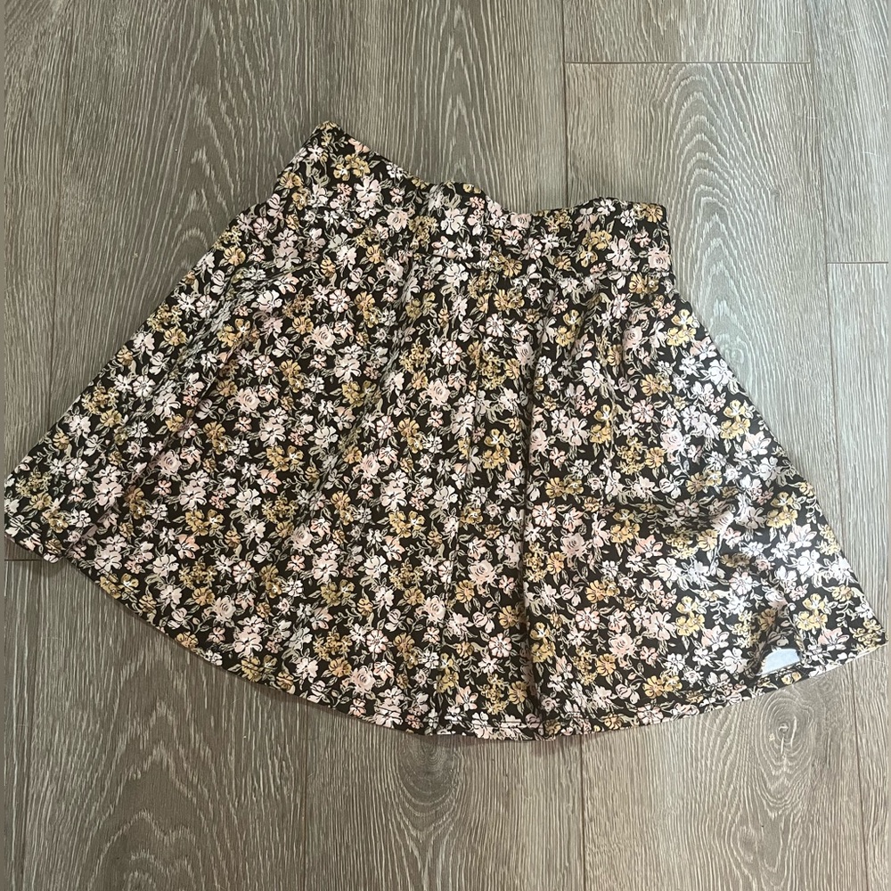 Charlotte Russe Floral A-Line Skirt - Black and Cream